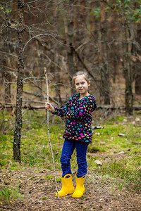 孩子们拄着拐杖在森林里散步采蘑菇孩子们拄着拐杖在森林里散步假期走姐图片