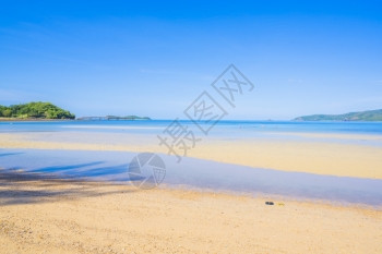 美丽的海滩和洋冲浪蓝天空色的锅柄海岸图片