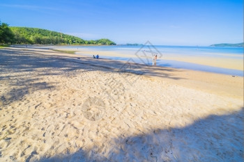 云旅行采取美丽的海滩和洋冲浪蓝天空图片