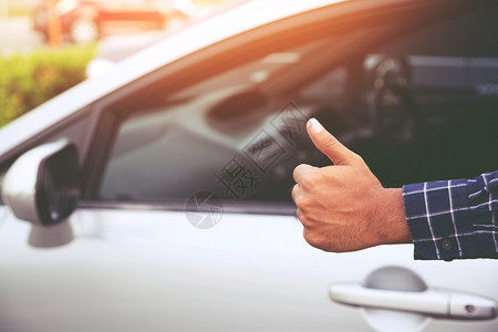 健康司机男人旅行者准备离开驾驶一辆汽车在路上露手拇指到户外车辆图片