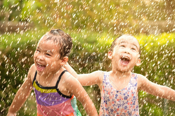 在雨中玩耍的孩子们图片