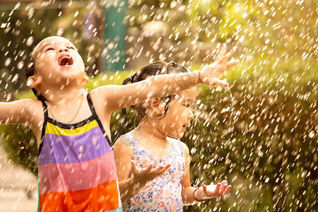 在雨中玩耍的孩子们图片