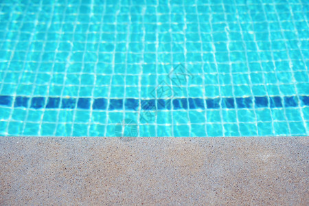 运动海浪蓝色水太阳反射流下本底的蓝色水太阳池畔图片