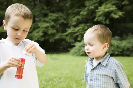 两位青年兄弟在户外玩耍夏天可爱的愉快图片