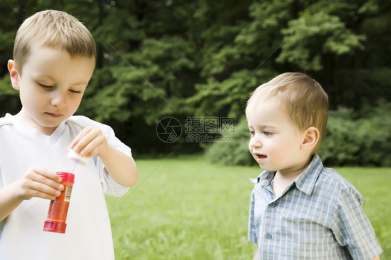 两位青年兄弟在户外玩耍夏天可爱的愉快图片