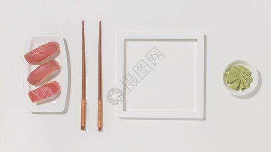 顶端视图寿司日概念带有黄蜂爱天筷子图片