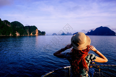 女孩从船上看海和岛屿着大海和小岛象征文化干净的图片