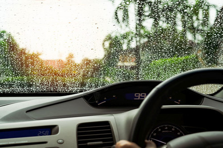 旅行想象路雨天的汽车玻璃上下着贫乏的视力雨图片