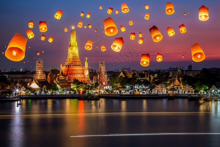 海滩夜空中的天灯泰国冒险景观图片