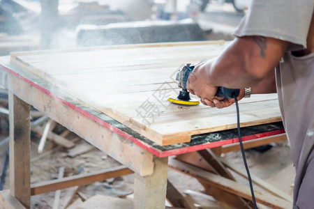 地板亚洲木匠在仓库或材工厂锯的仓库或用天然硬白板和制材造家具或产品用于建筑或销售木匠在材工厂建造家具供出售生产贮存图片