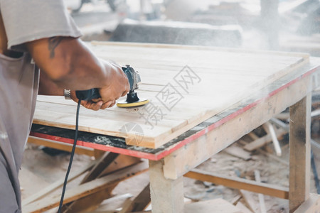 行业松树主食亚洲木匠在仓库或材工厂锯的仓库或用天然硬白板和制材造家具或产品用于建筑或销售木匠在材工厂建造家具供出售图片