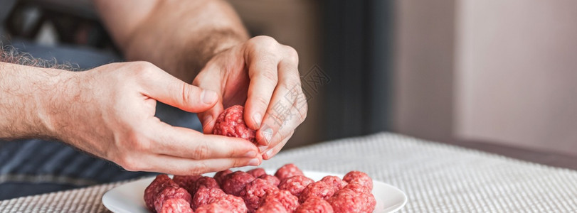 人手用生肉馅准备丸生活方式与自然光近距离组合锁定期间自制烹饪留在家政分享概念侧视图与复制空间保持剁碎切的图片