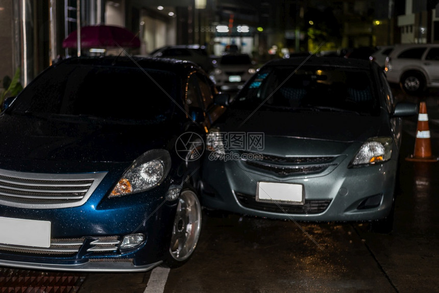 床单卡车辆曼谷公路市际撞车事故造成祸交通事故是泰国主要交通问题在路上发生车祸引交通事故成为泰国的一个主要交通问题a交通事故图片