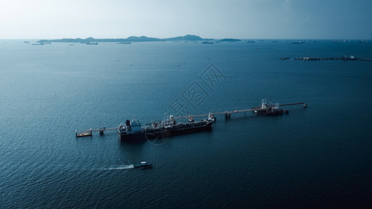 石油从无人驾驶飞机拍摄和电影风格的海上空中观察载和卸油气lpg装载和卸储存液化石油气载体图片