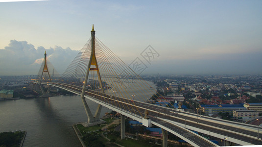 跨越Chaopraya河的bhumiphol桥的空中航视这是泰国首都Bangkok山的重要现代里程碑土地面标图片