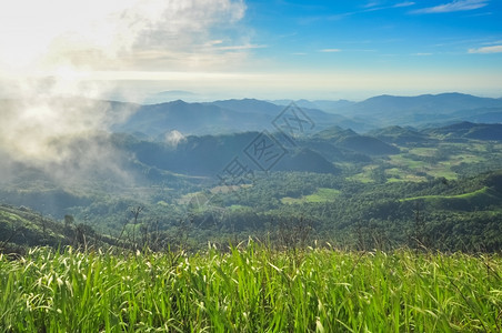 风景名胜闪电暴在山景的日出图片