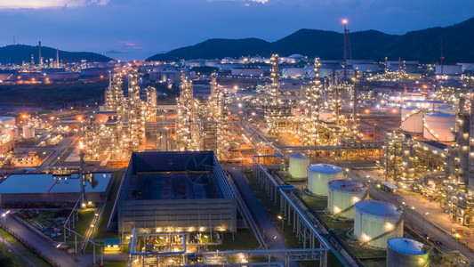 车站工厂用于从无人驾驶飞机夜间拍摄泰国空中观察的运输和出口泰国石油和天然气炼工业化学背景图片