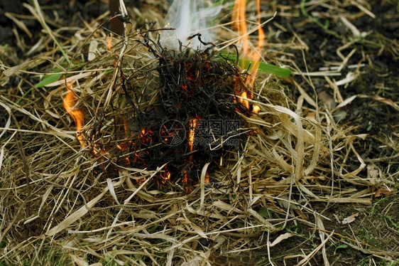 秋天干草关闭一片刚起的火从干草中点燃温暖的稻草地球图片
