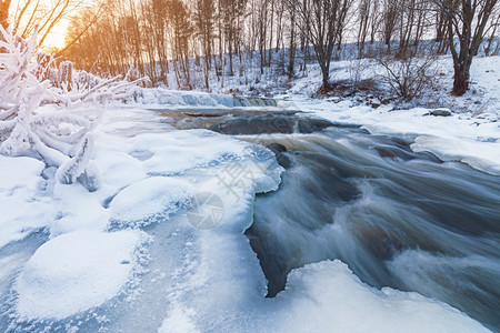 自然长接触含模糊水的混凝在冰层中封积冬季溪流其中含有雪尘和冷冻霜粉凉爽的木头图片