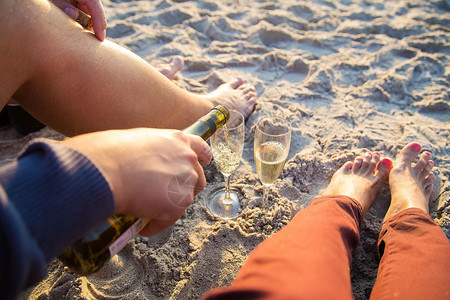 情侣海边享受葡萄酒图片