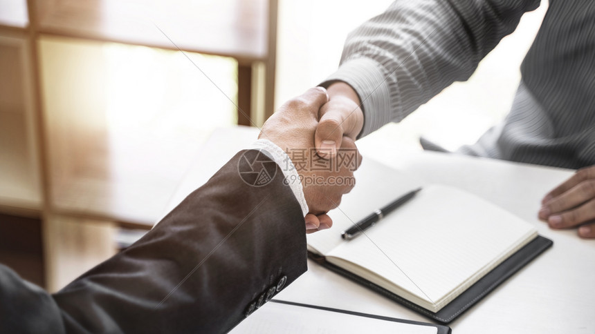 专业解说团队带你深度解析每一场焦点对决