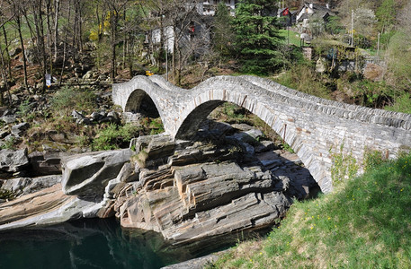 谷弧自然瑞士拉弗涅佐的PontedeiSalti桥图片