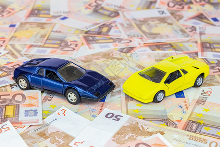 机器两辆配50欧元钞票的模型汽车作为奢侈和财富的象征现金舍内维尔图片