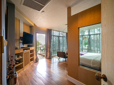 现代豪华房用棕木装饰有阳台看外面风景寝具睡觉住宅图片