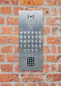 对讲机关闭砖墙住宅建筑的对接门铃和出入密码板面在砖墙内建造钟图片
