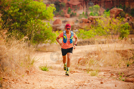 马拉松耐力冒险骑着运动鞋在山上跑步的田径运动员脚下穿着运动鞋的人图片