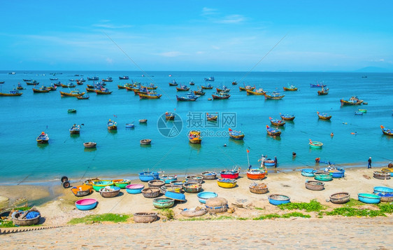 传统的港口在越南东亚渔村的许多船在越南和东亚的捕鱼村海岸图片