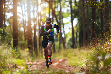 骑着运动鞋在森林中跑步的脚下穿着运动鞋在森林中奔跑行动运员女孩图片