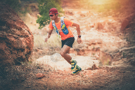 自然骑着运动鞋在山上跑步的田径运动员脚上穿鞋的人一种冒险图片