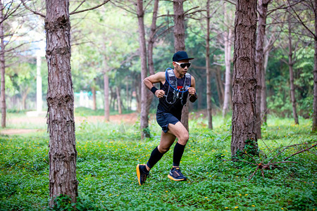 骑着运动鞋在森林中跑步的脚下穿着运动鞋在森林中奔跑冒险极端主义者种族图片