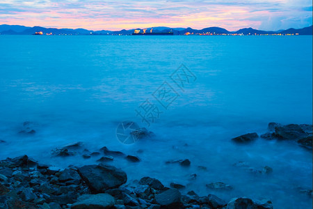 目的地旅游泻湖船在海中停泊早上在海中行驶图片