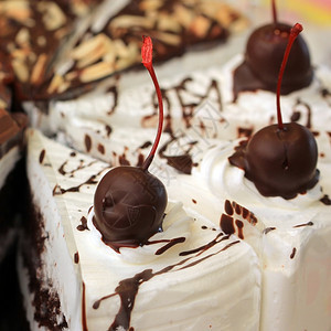 美味蛋糕上面加巧克力和樱桃日记面包店营养图片