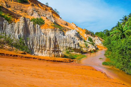 美丽山顶峰越南东亚的彩色沙石和红河图片