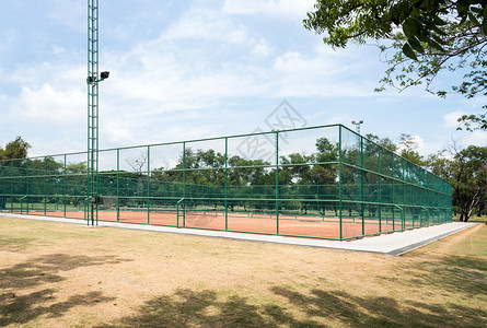 木头城市的泰国公园网球粘土法院锻炼图片