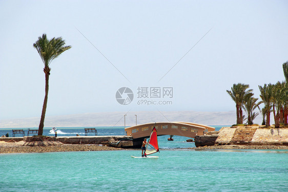 在热带度假胜地有绿色环礁湖和棕榈树红海大桥至岛屿的边度假村红大桥至岛屿的红海小湾在美丽的中休渡假红的美Azure水在度假胜地自然图片