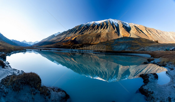 森林环境镜子阿尔泰山湖风景全一年中的时间是秋天阿尔泰山湖图片