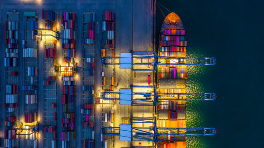 海洋国际的贸易集装箱船夜间作业公海集装箱船进出口物流及国际运输空中集装箱船夜间卸图片