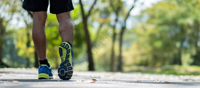 卫生保健年轻的身男子腿在户外公园散步男跑者在外面的路上跑步亚洲运动员在阳光下人行道上慢跑和锻炼运动健康和概念喝赛跑者图片