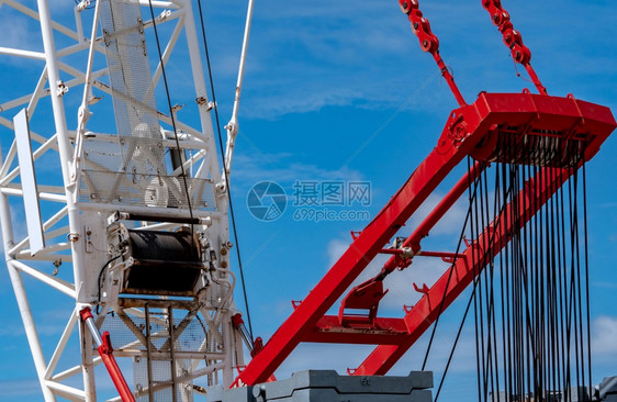 加载在建筑工地Crawler起重机租赁服务型移动机械起移动吊车旋转绞盘卷CableSinglingsRollcol轮式车辆金属丝图片