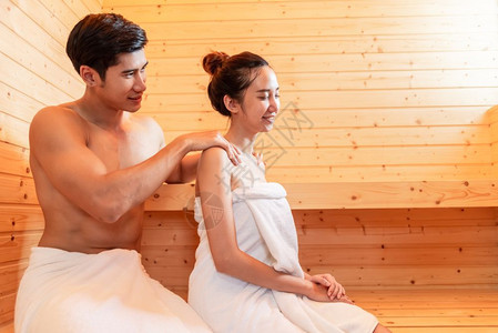 福利天年轻亚洲夫妇在桑拿室的进行浪漫休闲按摩为皮肤护理提供热疗和身体清洁在蒸汽浴中清扫和刷新健康与蜜月概念幸福情人节采取图片