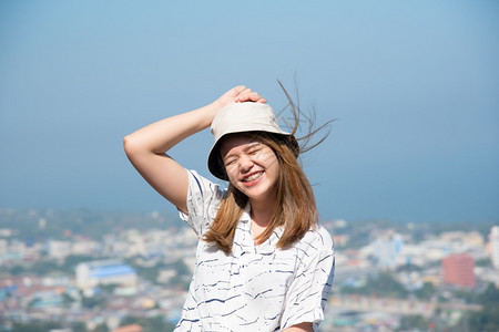 蓝色的等待海岸吹头发的亚洲美女在海上观放松概念旅行度假生活休闲中带着孤独和的情绪女人在概念旅行中海上观放松图片