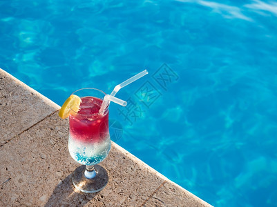 水池假期果汁从上到下舒适的鸡尾酒杯背景上的美丽鸡尾酒杯从上到特立独行的休闲和旅概念图片