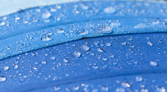 简单的落下驱虫剂多色或彩伞式雨防水表面的雨后滴特结子图片