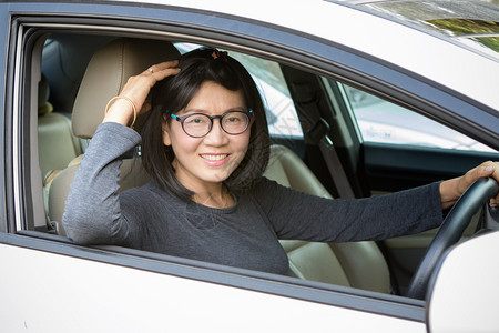 第二身体女士驾驶轿车时脸面微笑着容背景图片