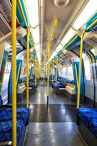 时间伦敦英国大约2014年月地下货车内的人地下系统为270个车站提供服务拥有402公里50英的轨道其中45位于地下平台过境图片