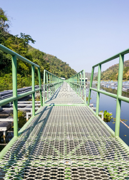 长金属桥漂浮在水库中用于步行到水泵站和农村地区供水工程b水泵站银行细节穿越图片
